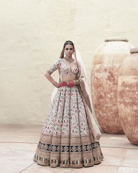 Sabyasachi (@sabyasachiofficial) • Instagram photos and videos Sabyasachi Lehenga Close Up, Sabya Sachi, Lehenga White, Sabyasachi Lehenga, Sabyasachi Jewellery, Heritage Collection, Indian Outfits, Lehenga, Close Up