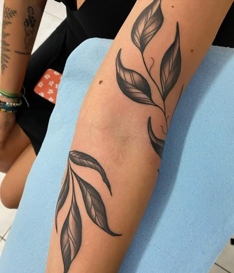 Wrap Around Leaves Tattoo, Tattoo Bein Frau, Blatt Tattoos, Arm Wrap Tattoo, Leaves Tattoo, Wrap Around Tattoo, Wrap Tattoo, Tattoo Shading, Mom Tattoo Designs