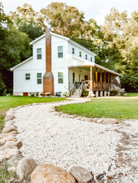 Middle Yard Landscaping, Garden With Stones Landscaping, Landscaping Ideas For Farmhouse, Farmhouse Landscaping Front Yard Country, Front Yard Farmhouse Landscaping, Old Farmhouse Landscaping, Country Backyard Ideas Farmhouse Style, Black Mulch Landscaping Ideas Front Yard, Flower Bed With Rocks