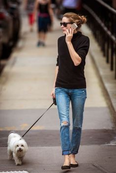 Edgy Classic Style, Minimalistic Clothing, Olivia Palermo Street Style, Edgy Classic, Everyday Flats, Estilo Olivia Palermo, Olivia Palermo Lookbook, Bianca Jagger, Style Désinvolte Chic