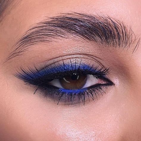 blue liner makeup Make Up Designs, Mekap Mata, Drawing Eye, July Ideas, Eye Makeup Pictures, Smink Inspiration, Eye Makeup Designs, Makijaż Smokey Eye, Colorful Eye Makeup