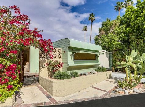 This Adorably Retro Palm Springs Trailer Home Can Be Yours for Just $55,000 Decorating Mobile Homes, Mid Century Modern Homes, Ikea 2015, Homes Kitchen, Mobile Home Decorating, Kitchen Makeovers, Mobile Home Living, Single Wide, Small Courtyards