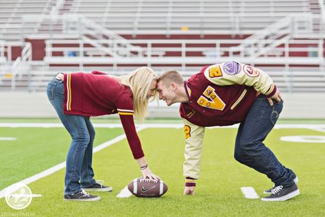 sooooo adorable!!!! My daughter needs to pin this one!! Football Couple Pictures, Football Senior Photos, Football Senior Pictures, Boyfriend Girlfriend Pictures, Football Girlfriend, Football Poses, Football Couples, Senior Football, Football Photography