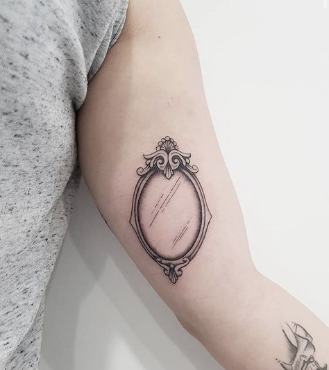 Mirror Chest Tattoo, Old School Mirror Tattoo, Compact Mirror Tattoo, Tattoo Frame Design Vintage, Old Frame Tattoo, Looking In The Mirror Tattoo, Mirror Tattoo Simple, Man In The Mirror Tattoo, Small Mirror Tattoo