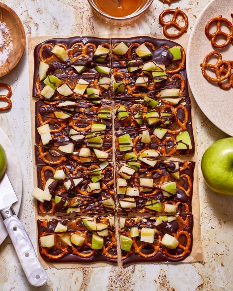 Caramel Apple Bark Carmel Bar, Caramel Apple Bark, Apple Bark, Healthy Caramel Apple, Granola Dessert, Finger Snacks, Pretzel Bark, Chocolate Apple, Fall Parties