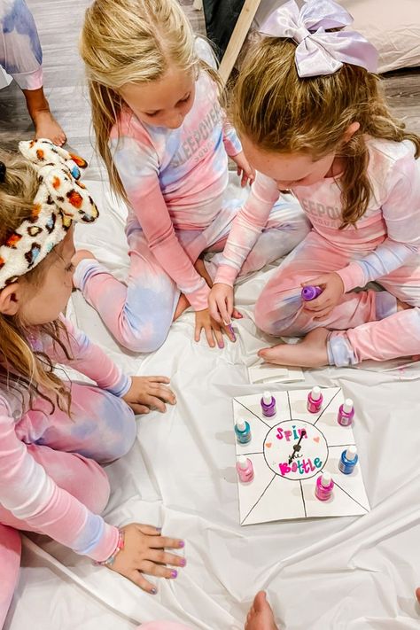 Girls Spa Party Ideas Kids, Pajama Party Kids, Nail Polish For Kids, Girls Pamper Party, Kids Pamper Party, Spa Sleepover Party, Pjs Party, Kids Spa Party, Spa Girl