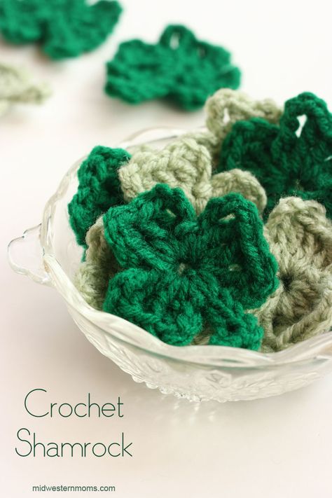 Shamrock Crochet, Crochet Shamrock, Shamrock Garland, Adornos Halloween, St Patrick's Day Crafts, Holiday Crochet, Crochet Flower Patterns, Crochet Applique, Bag Crochet