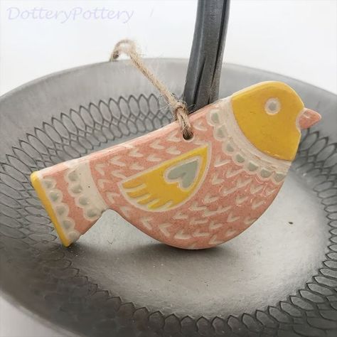 Easter Ceramic Decorations, Ceramic Bird Ornaments, Pottery Birds Ideas, Hanging Clay Decorations, Ceramic Birds Pottery, Clay Bird Ornaments, Air Dry Clay Birds, Clay Birds How To Make, Spring Pottery