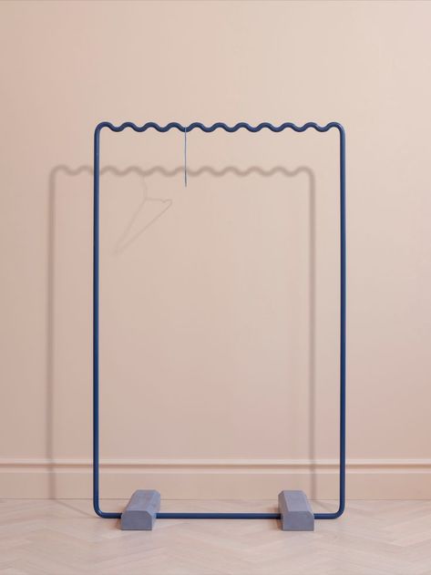 Wavy clothes rack in glossy blue. Standing Clothes Rack, Clothing Rack Display, Clothes Racks, Clothing Displays, Dream Furniture, Hanging System, Sine Wave, Retail Interior, Rack Design