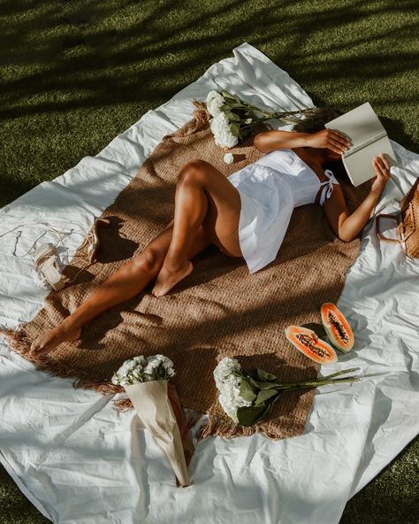 Picnic photo inspo. Easy prop ideas to complete this aesthetic, flowers, and fruit #coquettecore #coquetteaesthetic #fimininestyle #feminineblackgirl #picnicaesthetic #girlypicnic @kittenyclothing #cottagecorestyle Kate + Core + Aesthetics, Rebecca + Core + Aesthetic, Rachel + Core + Aesthetic, Coquette Car, Cottage Core Picnic, Dress Picnic, Picnic Photo Shoot, Cottagecore Picnic, Picnic Pictures