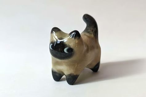 Make 100 | Miniature Ceramic Cats by Diana — Kickstarter Cat Clay Sculpture Easy, Cute Cat Sculpture, Miniature Sculpture Clay, Mini Clay Cat, Cat Air Dry Clay, Cute Clay Creatures, Cat Clay Ideas, Polymer Clay Kitten, Cat Ceramic Ideas