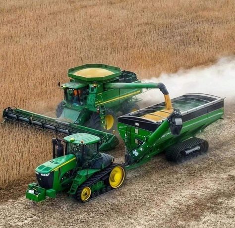 John Deere Tractors Pictures, John Deere Tractors Farms, John Deere Combine, Diesel Trucks Ford, Farming Technology, Tractor Photos, Raising Farm Animals, Tractor Pictures, Tractor Idea