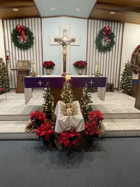 Christmas Decoration For Church Alter, Christmas Alter Decoration, Church Alters Decorations, Altar Christmas Decorations, Christmas Decoration For Church, Christmas Decor Ideas Church, Christmas Stage Design Church, Christmas Church Decorations Sanctuary, Fall Church Decorations