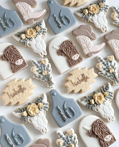 Country Cookies Decorated, Cowboy Boot Sugar Cookies, Western Themed Cookies, Western Birthday Cookies, Cactus Cookies Decorated, Sweet 16 Western Theme Ideas, Cowgirl Cookies Decorated, Western Cookies Decorated, Boho Birthday Cookies