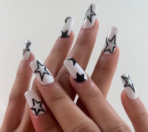 Black And White Stars Nails, Yk2 Nails Stars, Star Outline Nails, Star Nails White, Black Nails Star Design, White Nails Black Stars, Y2k Nails White And Black, Star Nails Coffin, Star Coffin Nails