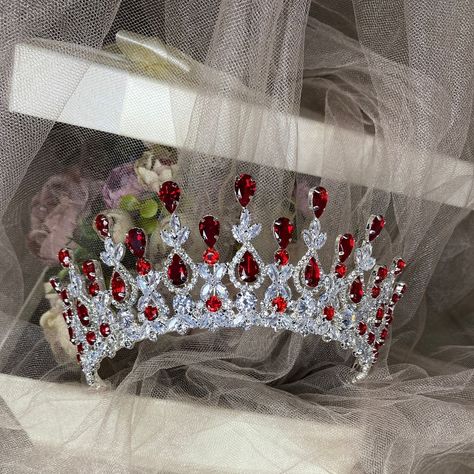 Corona roja para los vestidos rojos❤️🎈 Crowns For Quinceanera, Red Quince Theme, Quince Crown, Red Tiara, Quinceanera Accessories, Quinceanera Tiaras, Quinceanera Crown, Red Quince, Tiara Silver