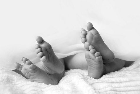 crossed twin feet -  i'd do daddy's rings on one baby and momma's on the other baby Newborn Twin Photos, Twin Baby Photography, Twin Baby Photos, Twin Pictures, Twin Photography, Twin Photos, Newborn Photography Poses, Newborn Twins