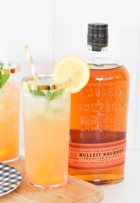 Peach Lemonade Recipe, Whiskey Lemonade, Peach Whiskey, Boozy Popsicles, Peach Cocktail, Grapefruit Cocktail, Bourbon Recipes, Bulleit Bourbon, Batch Cocktails