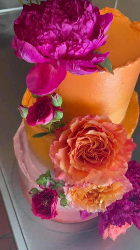 Ombré summer wedding cake with fresh flowers 🌺 | Colorful wedding cakes, Fresh flower cake, Cake designs Summer Wedding Cake, Wedding Cake With Fresh Flowers, Cake With Fresh Flowers, Colorful Wedding Cakes, Orange Birthday, Summer Wedding Cakes, Orange Party, Fresh Flower Cake, Birthday Cakes For Women