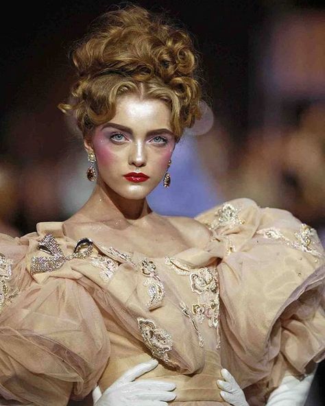 #VladaRoslyakova in #Dior #HauteCouture fall 2007 @vladaroslyakova @jgalliano @patmcgrathreal @orlandopita @dior #diorinthe2000s… Victorian Couture, 2024 Costumes, Character Designing, Galliano Dior, Vlada Roslyakova, Pastel Girl, Modern Victorian, Dior Haute Couture, Beautiful Pics