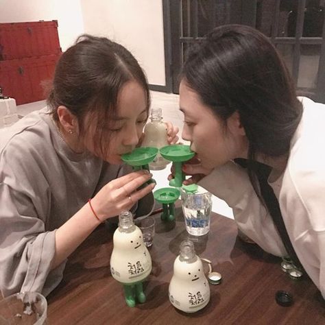 Sulli and Goo Hara have a fun night of drinking ~ Netizen Buzz Sulli And Goo Hara, Go Hara, Sulli Choi, Goo Hara, Choi Jin, Girls Support Girls, Kpop Kdrama, Pretty Angel, City Hunter