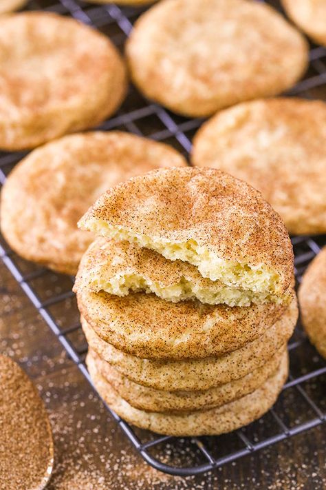 These Chewy Snickerdoodles are soft and buttery cookies that are covered in cinnamon and sugar! Cranberry Fudge, Cinnamon Sugar Cookies, Chocolate Cranberry, Classic Cookies Recipes, Snickerdoodle Recipe, Snickerdoodle Cookies, Dessert Aux Fruits, Desserts Vegan, Fudge Easy