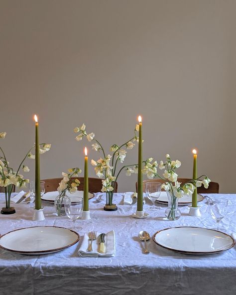 Green And White Party, Minimal Table Setting, Dinner Party Table Settings, Simple Table Settings, Dinner Party Table, Party Table Settings, Dinner Table Setting, Green Candle, Table Set Up