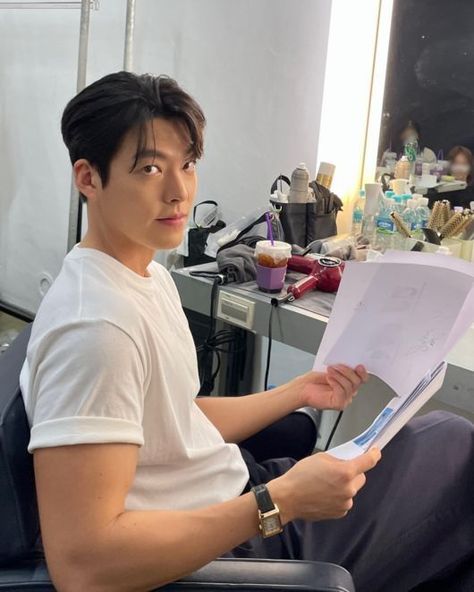 Actor Kim Woo-bin showed off his muscular body. Kim Woo Bin Heirs, Kim Wo Bin, Ma Dong Seok, Dong Seok, Beautiful Arms, Korean Male Actors, Girls With Black Hair, Arm Muscles, Won Bin