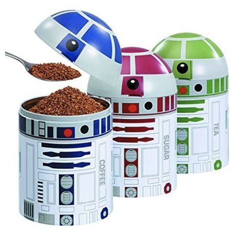 This Star Wars droid kitchen storage set for the Luke Skywalker fan who's in need of a place to store their tea, coffee, and sugar! Star Wars Zimmer, Star Wars Kitchen, Star Wars Food, Star Wars Bb8, Star Wars Room, Star Wars R2d2, Star Wars Droids, Geek Decor, Star Wars Film