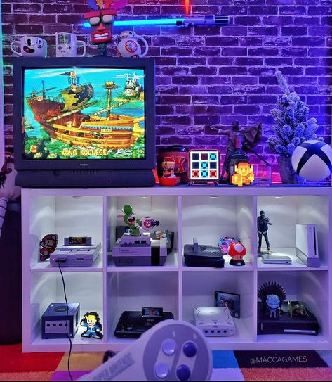 Retro Video Game Room Ideas, Arcade Living Room, Retro Room Decor 80s, Qatar House, Room Decor 80s, Retro Gamer Room, Room Ideas Retro, Retro Game Room, Video Game Organization