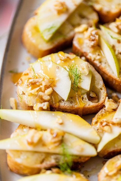 Pear Crostini, Brie Cheese Appetizer, Toasted Baguette Slices, Quick Appetizer Recipes, Baguette Slices, Crostini Recipe, Toasted Baguette, Crostini Appetizers, Caramelized Onion Dip