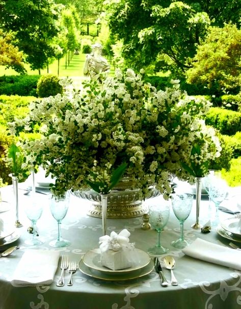 Wedding Ideas Table Settings, Table Settings Simple, Nyc Flower Market, Carolyne Roehm, Simple Table Settings, Elegant Entertaining, Hydrangea Arrangements, Spring Wedding Decorations, Home Floral Arrangements