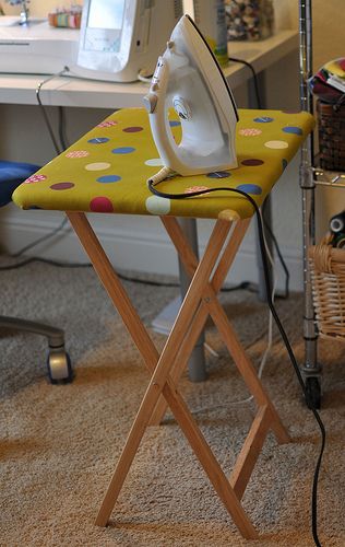 Mini ironing board made from a wooden t.v. tray. Great for crafts and quilting. Organized Room, Repurposing Ideas, Ironing Boards, Tv Tray, Organizational Ideas, Small Sewing, Sewing Space, Ideas Craft, Craft Sewing