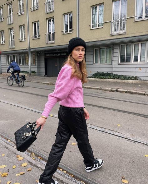 Trendy Sweater Outfits, Black Pants Outfit Ideas, White Tee Jeans, Pants Outfit Ideas, Black Pants Outfit, Winter Sweater Outfits, Trendy Sweater, Boucle Sweater, Satin Trousers