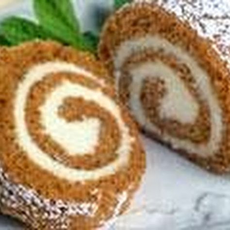 Libbys® Pumpkin Roll with high altitude adjustments Libbys Pumpkin Roll, Pumpkin Roll Cake, Pumpkin Rolls Recipe, Pumpkin Roll, Pumpkin Cream Cheeses, Roll Cake, Pumpkin Cream, Köstliche Desserts, Cream Cheese Filling