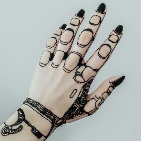 Hand Robot Tattoo, Simple Cyberpunk Tattoo, Cool Hand Designs, Robot Hand Tattoo Design, Steampunk Hand Tattoo, Skeleton Arm Drawing On Arm, Robot Hand Art, Mechanical Hand Tattoo, Cyberpunk Hand Tattoo