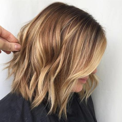 Caramel Blonde Choppy Bob - pretty color - a LOT lighter than mine, but would this look good?  Maintenance? Level 7 Hair Color With Highlights, Brown Hair With Highlights And Lowlights, Choppy Cut, Golden Brown Hair, Hair Blond, Brunette Balayage, Caramel Blonde, Balayage Blonde, Caramel Hair