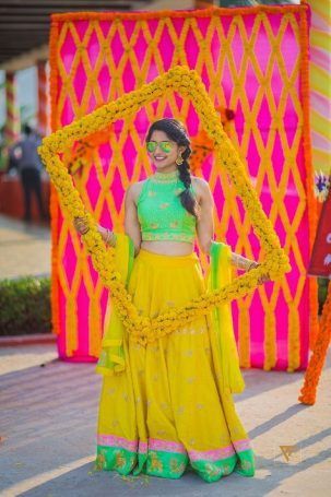 Mehandi Decorations, Marigold Flower Garland, Photo Booth Ideas, Flower Backdrops, Party Backdrops, Background Flower, Diwali Decoration, Marigold Flower, Booth Ideas