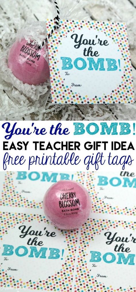 You're the (BATH) Bomb Gift idea - great for teachers!! Get the free printable gift tags here: https://www.mamacheaps.com/2017/12/bath-bomb-gift.html Secret Pal Gifts, You Are The Bomb, You're The Bomb, Bath Bomb Packaging, Easy Teacher Gifts, Youre The Bomb, Secret Sister Gifts, Secret Pal, Teacher Gift Tags