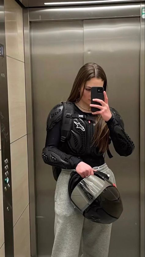 Women Motorcycle Outfit, Female Biker Outfit, Biker Girl Outfits, Image Moto, Bike Aesthetic, Biker Aesthetic, Motorcycle Aesthetic, Female Biker, Biker Love