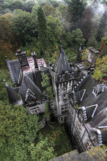 Castle In The Woods, Beaux Arts Architecture, Abandoned Mansion, Old Mansions, Abandoned Castles, Abandoned House, Abandoned Mansions, A Castle, Haunted Places