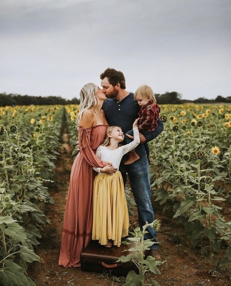 Sunflower field photo session Long Dress For Fall Family Pictures, Wildflower Field Family Photos, Sunflower Session Outfits, Sunflower Family Shoot, Scorpion Gulch Photoshoot, Family Photos Sunflower Field Outfits, Sunflower Field Family Photoshoot Outfits, Sunflower Family Photo Shoot, Sunflower Family Photoshoot Outfits