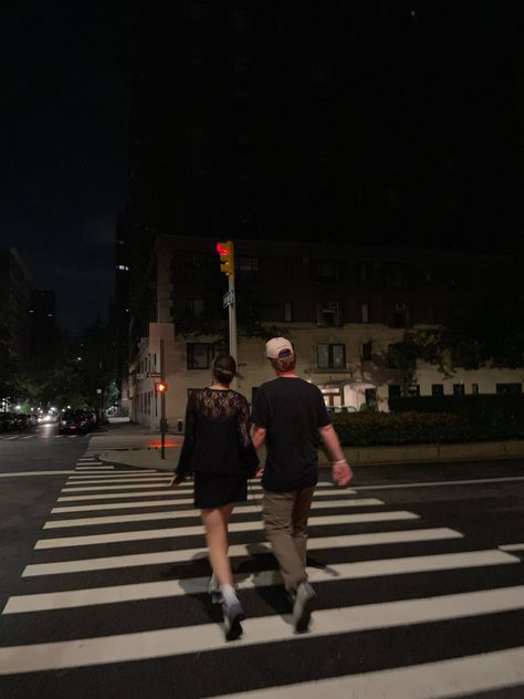 Couple nyc night out @hannahgorosh on instagram Night Out Boyfriend, Nyc Date Aesthetic, Nyc With Boyfriend, Couple Night Out, Fury Aesthetic, Nyc Couple Aesthetic, City Date Night, Nyc Date, Nyc Couple