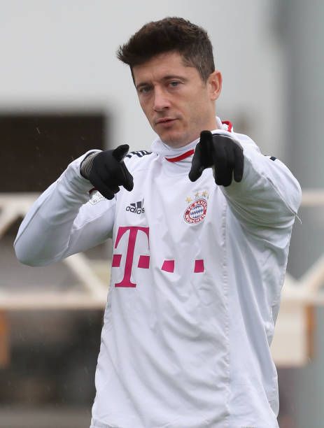 Lewandowski Bayern, Goat Football, Bayer Munich, Football Players Photos, Fc Bayern Munich, Robert Lewandowski, Instagram Quotes Captions, Football Pictures, Soccer Pictures