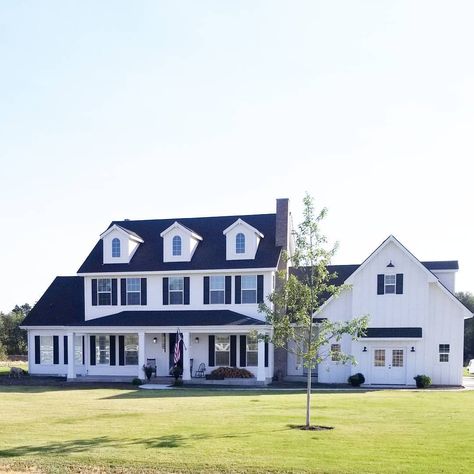 Farmhouse Exterior Colors, Farmhouse Exterior Design, Black Shutters, Casas Coloniales, Modern Farmhouse Design, Modern Farmhouse Exterior, White Farmhouse, Farmhouse Exterior, Style At Home