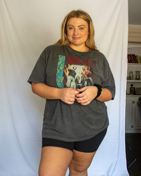 Sneakers Biker Shorts Outfit, Comfy Concert Outfit Summer Plus Size, Bike Short Plus Size Outfit, Biker Shorts Outfit 2023, Casual Biker Shorts Outfit Summer, Bicycle Shorts Outfits Plus Size, Cute Athleisure Outfits Plus Size, Big Shirt Biker Shorts Outfit, Biker Shorts Concert Outfit