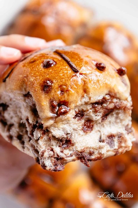 Easy Hot Cross Buns, Buns Recipe Easy, Chocolate Hot Cross Buns, Cross Buns Recipe, Hot Cross Buns Recipe, Homemade Breads, Cafe Delites, Buns Recipe, Sweet Rolls