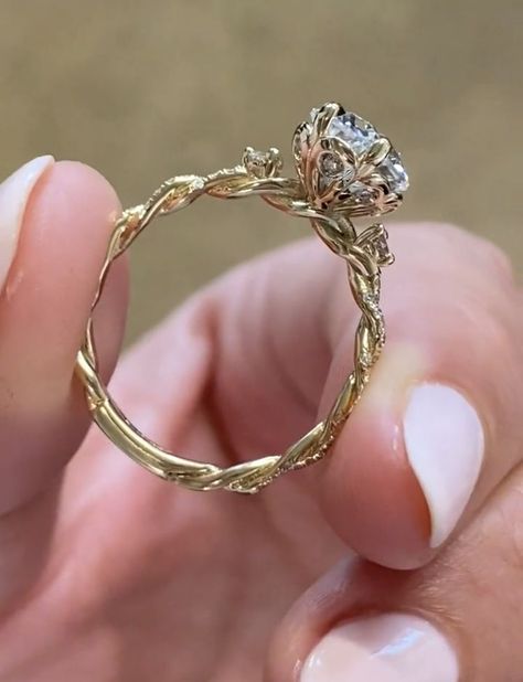 Engagement Rings Gold Aesthetic, Engagement Rings Hippie, Rings Engagement Floral, Cottagecore Engagement Rings, Non Traditional Unique Engagement Rings Vintage Beautiful, Victorian Style Wedding Rings, Vintage Fairy Engagement Rings, Gold Wedding Ring Aesthetic, Cottage Core Wedding Rings