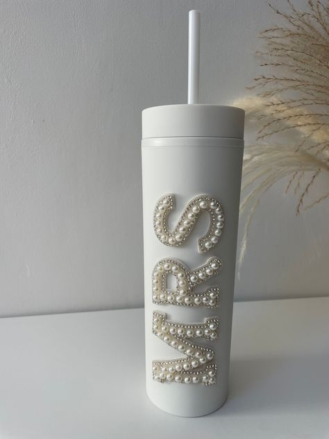 A stunning reusable cold cup.  Great to celebrate on your Hen do or to carry around on your wedding day so you don't spill your drink on your special dress. The letters are made from pearls and diamantés and sparkle in the light. The cup is only suitable for cold drinks and not dishwasher safe. This is hand wash only sue to all the delicate beads. Hen Do Ideas Decorations, Marbella Hen Party, Diy Bride Gifts, Bachelorette Gifts For The Bride, Hen Do Decorations, Bride To Be Gift Ideas, Pearl Tumbler, Bridal Lunch, Cruise Bachelorette