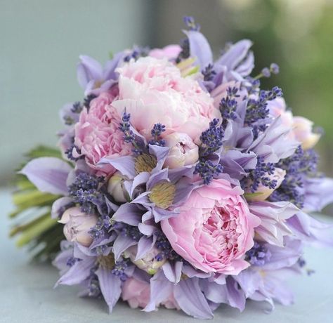 Prom Flowers Bouquet Lavender Dress, Lavender Peony Bouquet, Purple Peony Bouquet, Daisy Flower Arrangements, Purple Bridesmaid Bouquets, Prom Flowers Bouquet, Wedding Color Schemes Spring, Rose Pic, Prom Bouquet